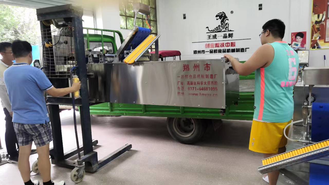 一品鮮扯面機裝車發貨
